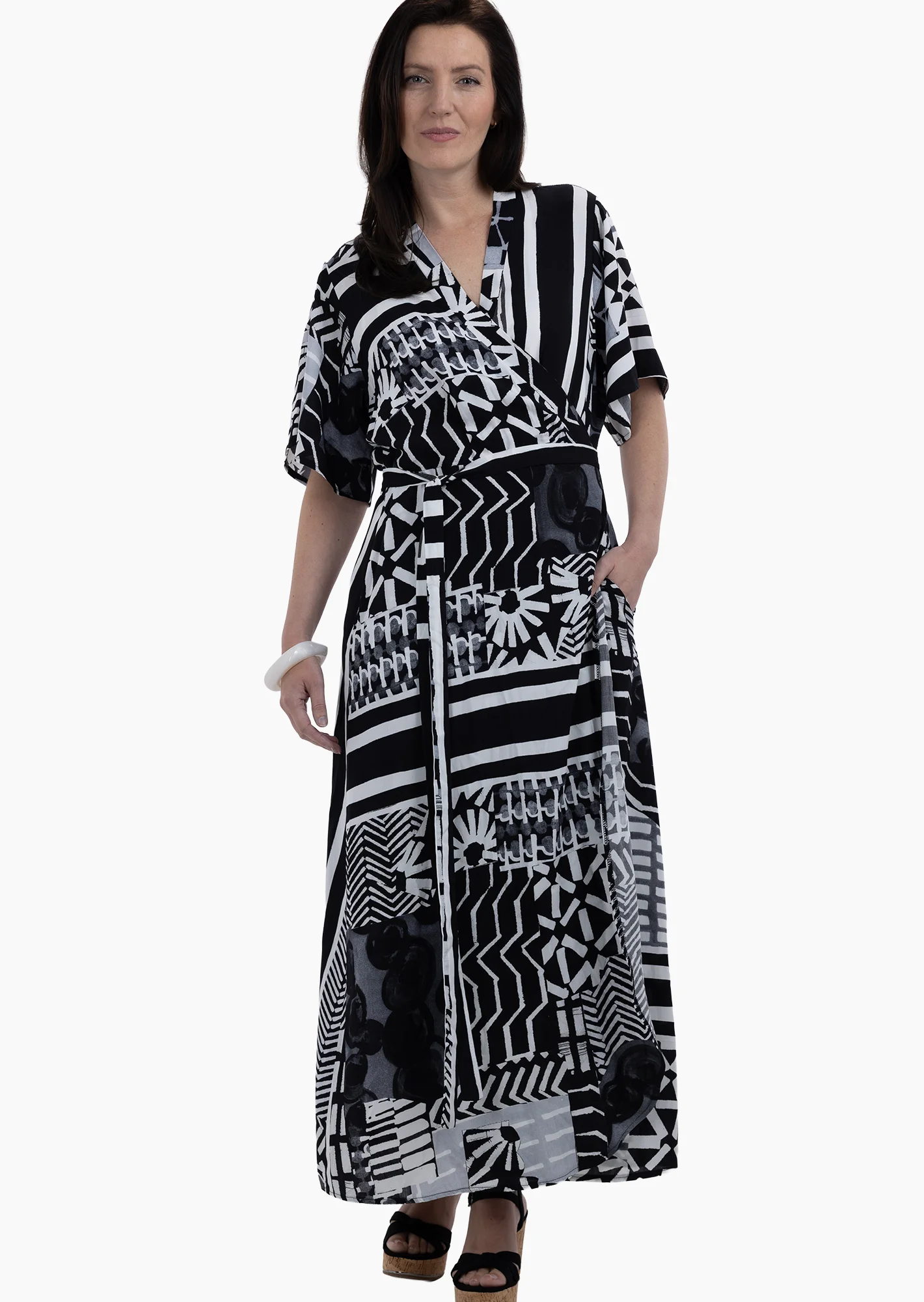 gemustertes Wickelkleid, schwarz-weiß