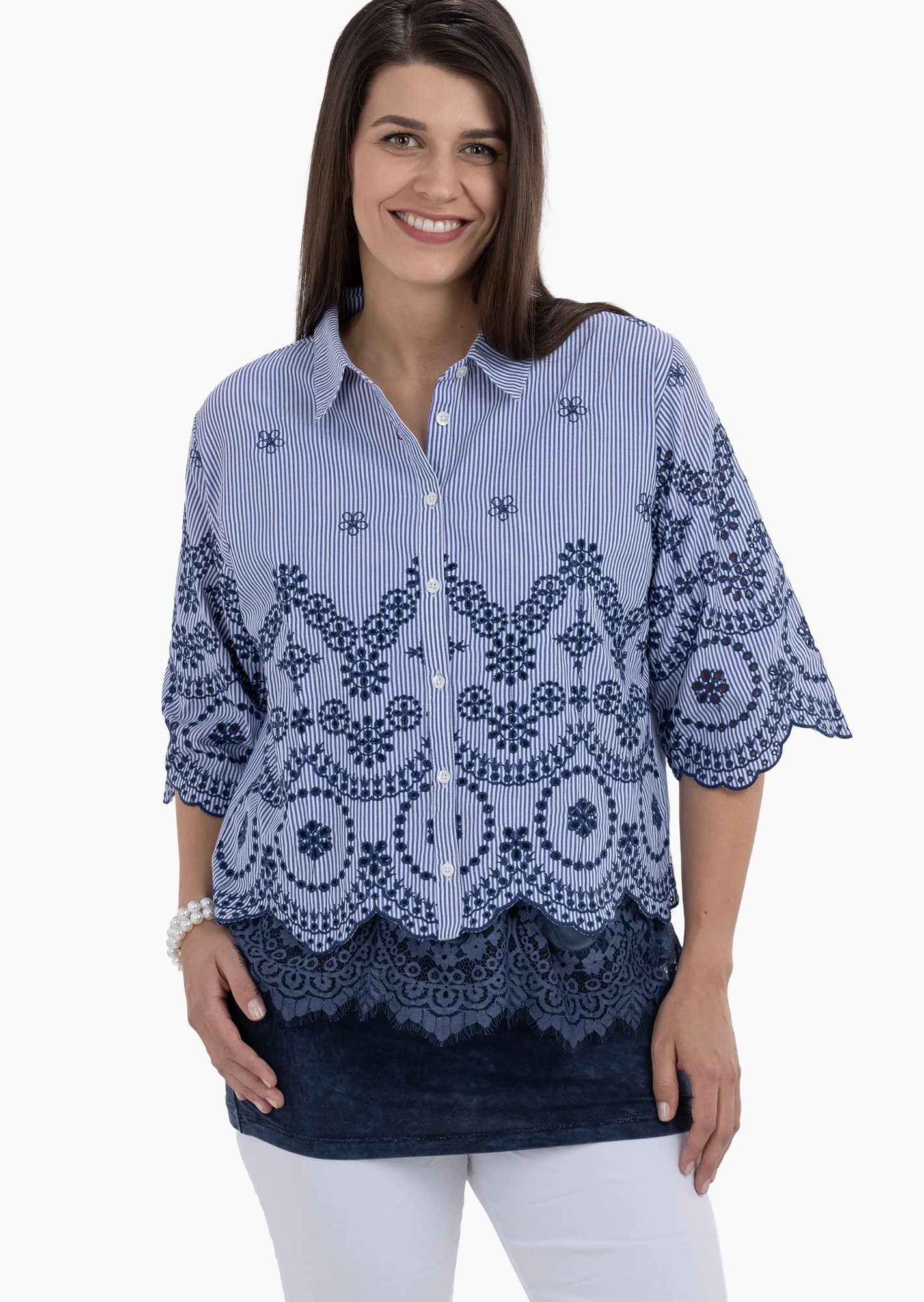 Bluse mit Lochstickerei,