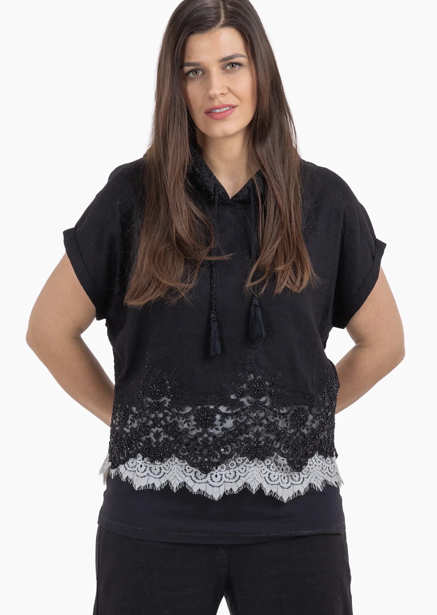Leinenmixbluse mit Zierperlen und Spitze, schwarz