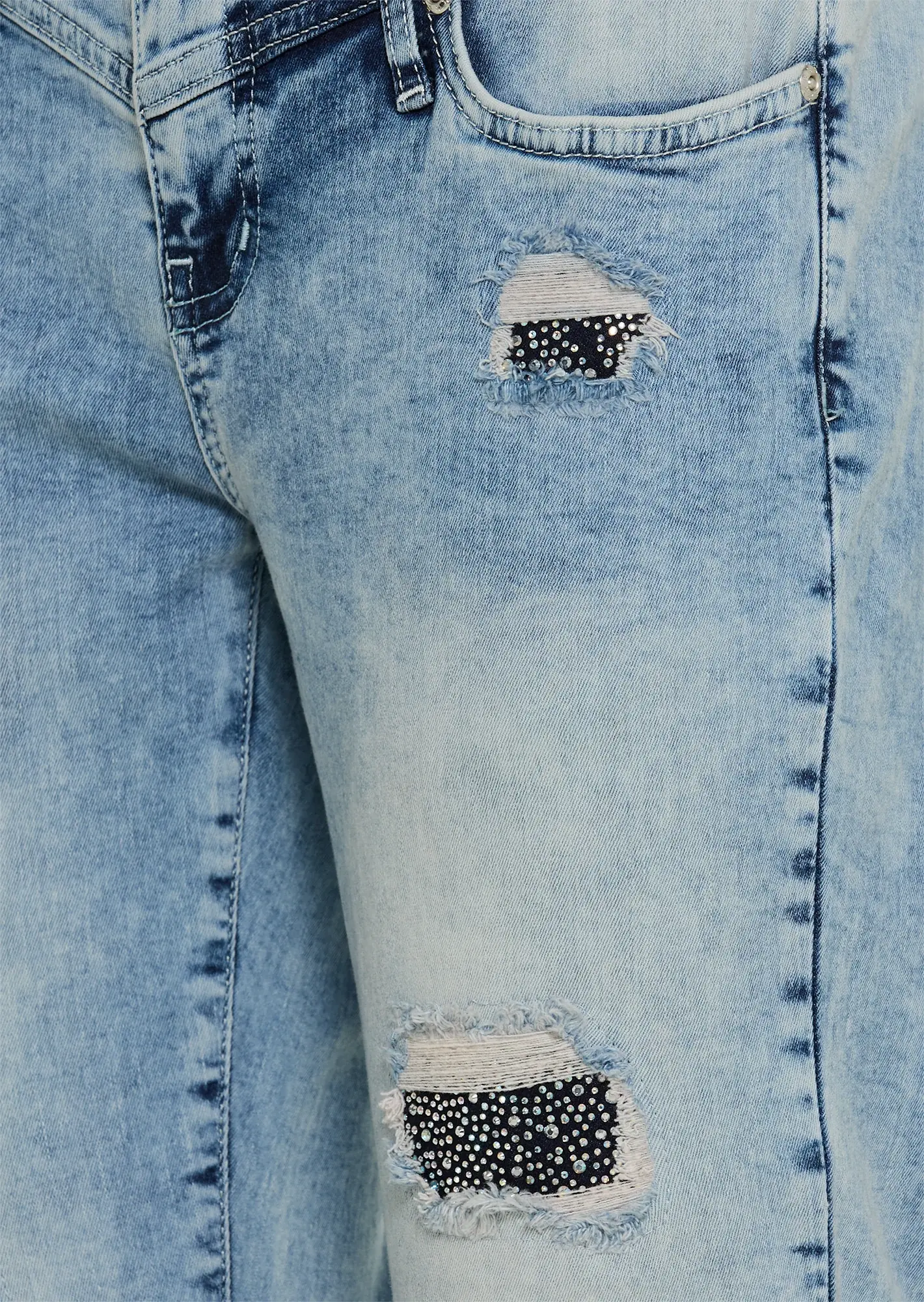 Jeans mit unterlegtem Destroyed, bleached denim