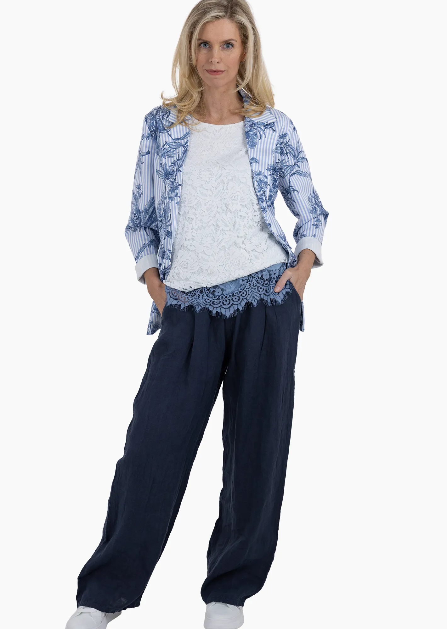 Suede-Blazer mit floralen Motiven,