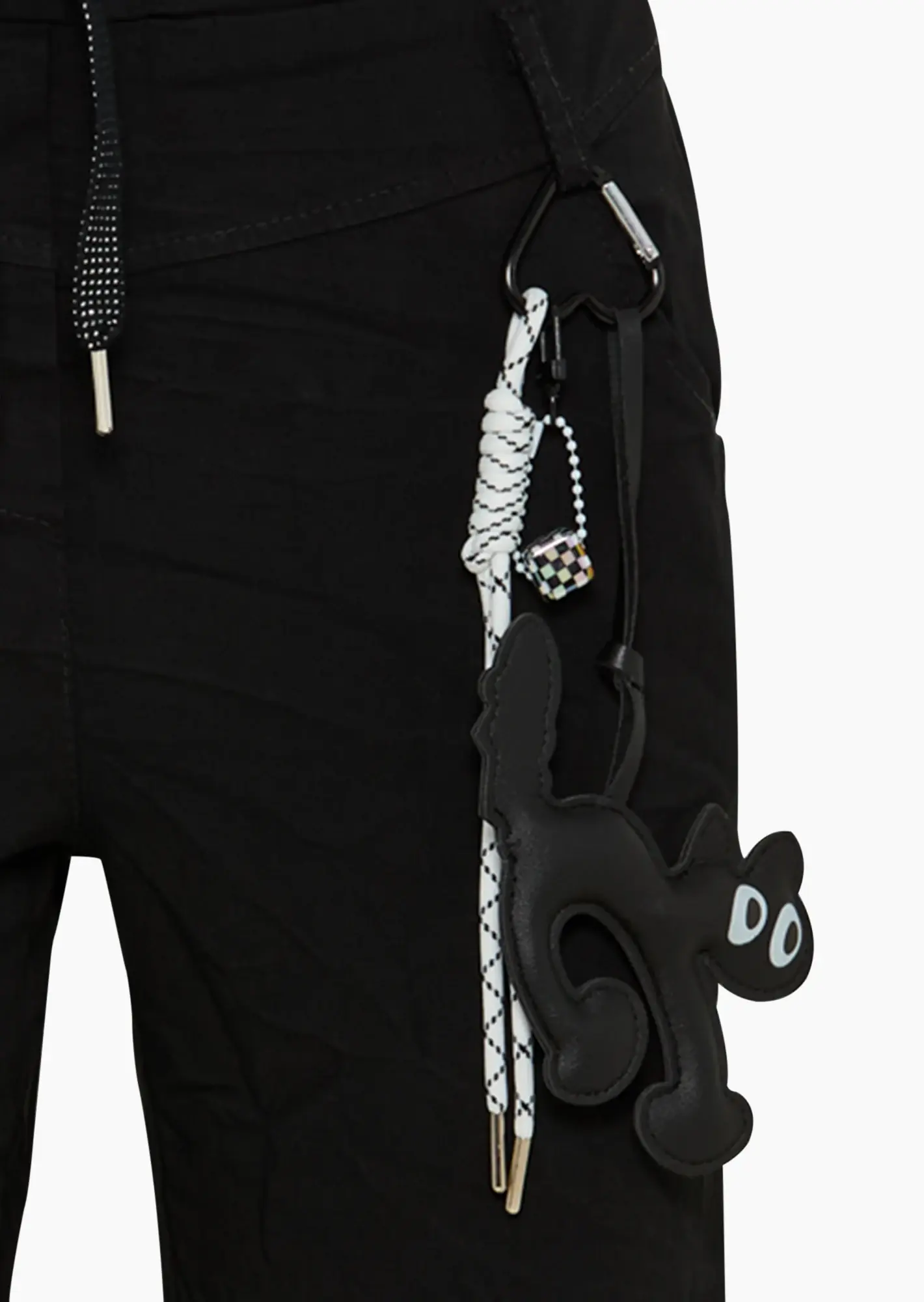 Joggpants mit dekorativem Anhänger, schwarz