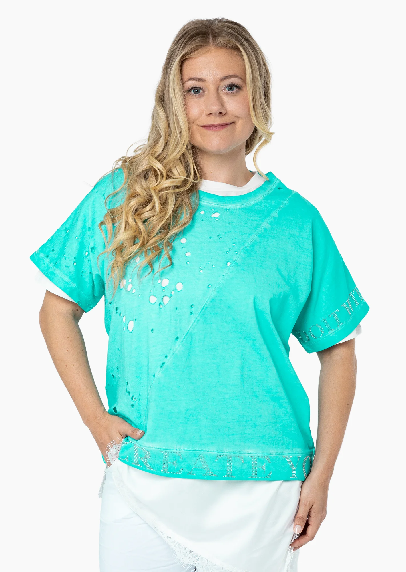 T-Shirt mit Lochoptik & Ziersteinen, türkis