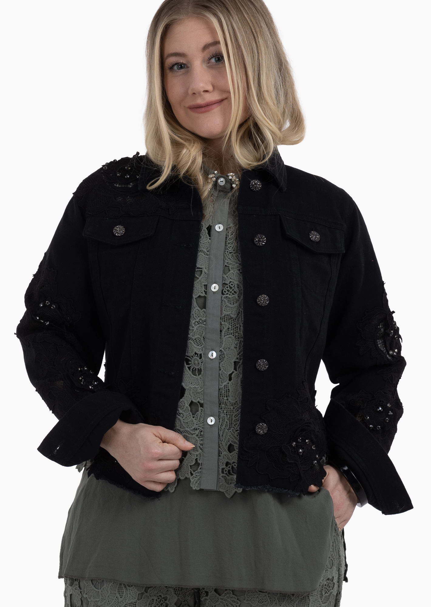 Jeansjacke mit Patches aus Stickerei & Ziersteinen, schwarz