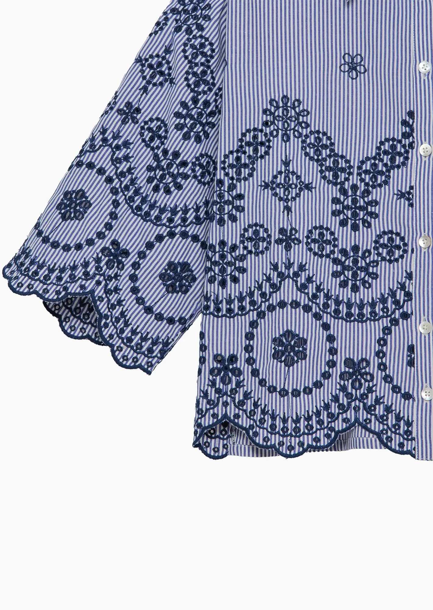 Bluse mit Lochstickerei, blau-weiß